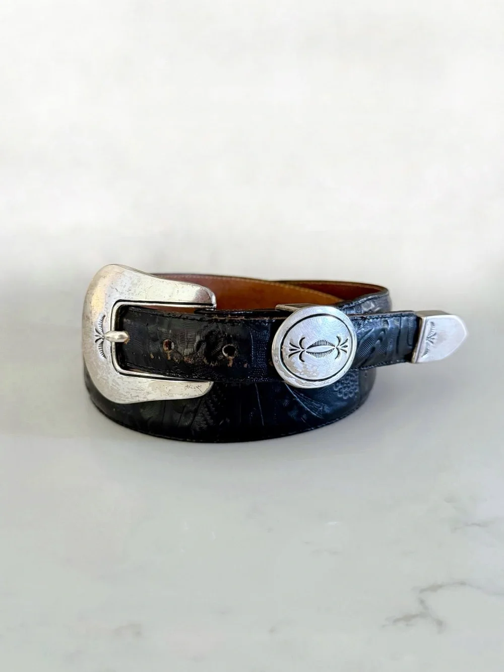 Vintage Justin Western Belt, Black Tooled (Embossed) Floral Leather sz. 30 - Picture 3 of 17